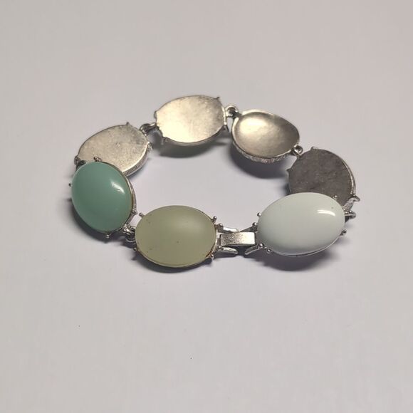 499 Liz‎ Claiborne Oval Silver and Green Stones Tennis Bracelet - Picture 4 of 4
